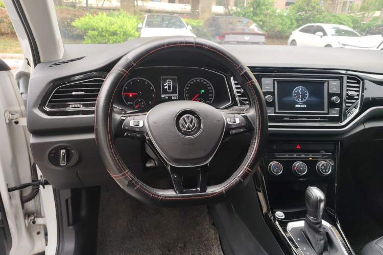 Used Volkswagen T-ROC 2018 280TSI DSG Two-Wheel-Drive Comfort Version China V Standard Steering Wheel