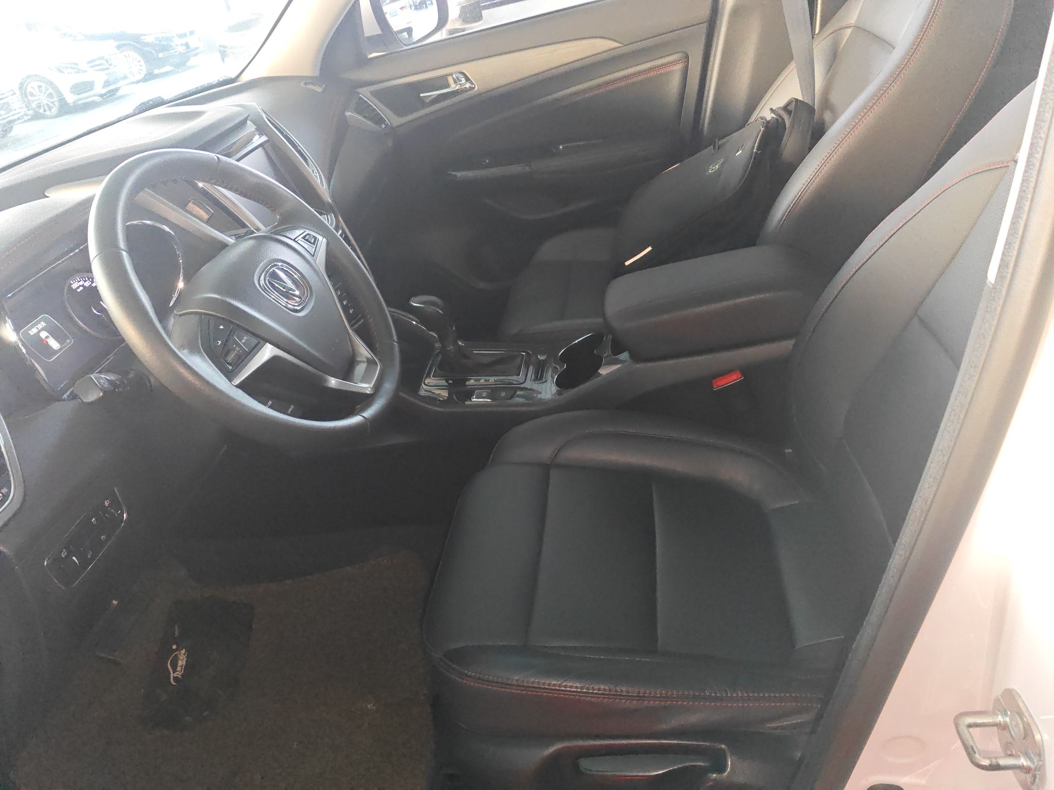 Переднее сиденье в автомобиле