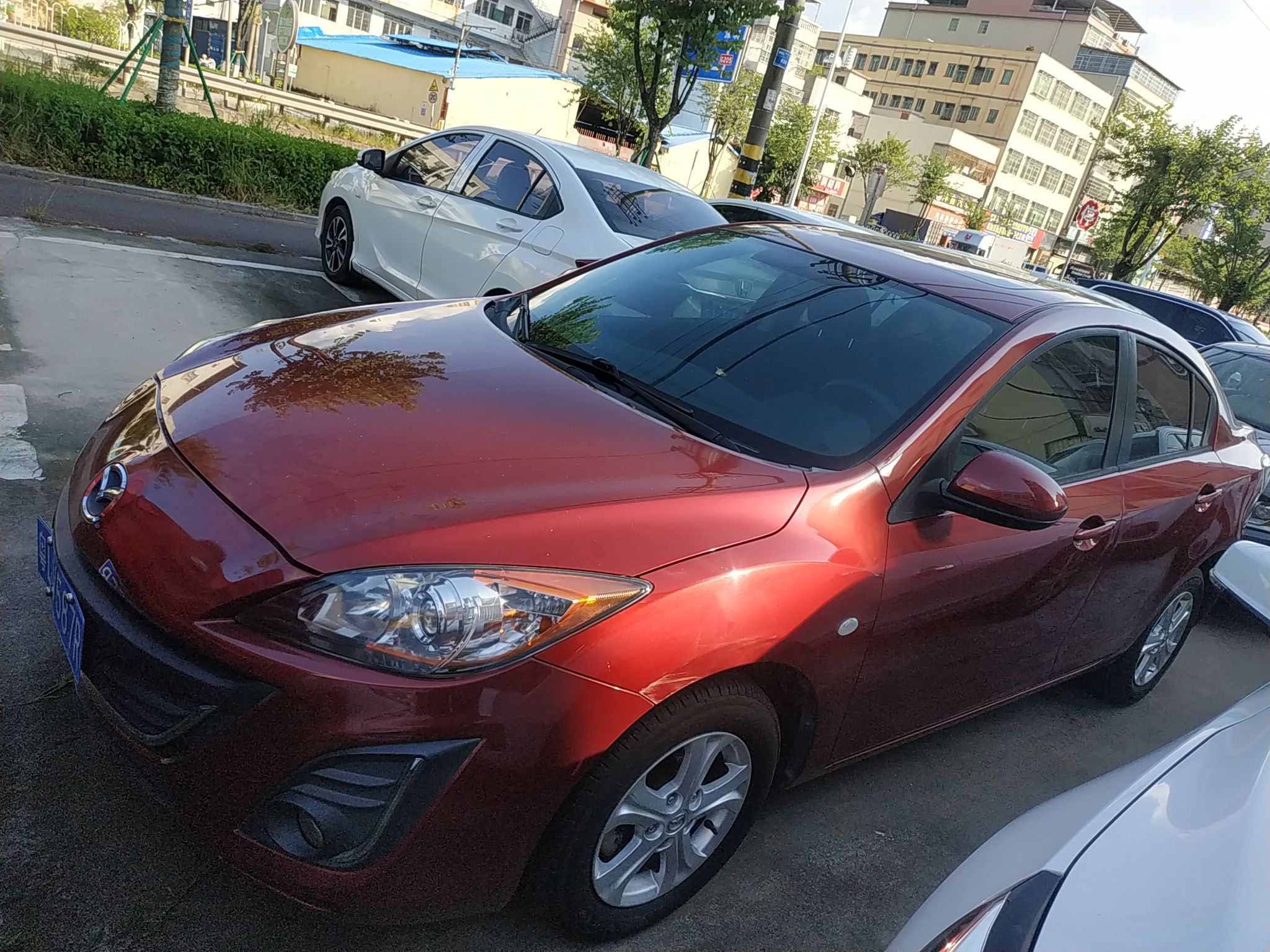 Под передней частью автомобиля