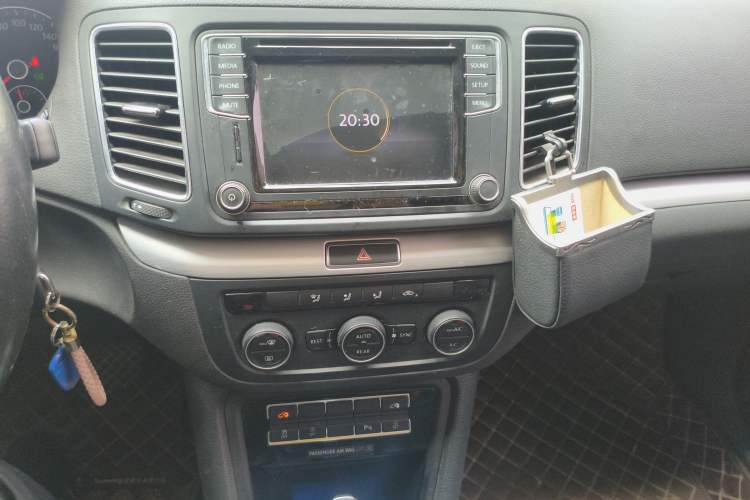 Used Volkswagen Sharan 2016 380TSI Comfort Edition 7-Seater Audio And AC Panel