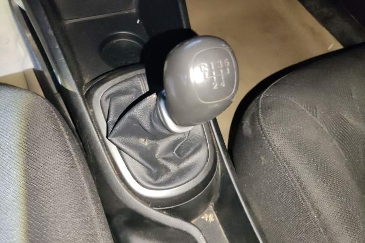 Used Kia K2 2012 Sedan 1.4L MT GLS Commemorative Edition Gear Lever