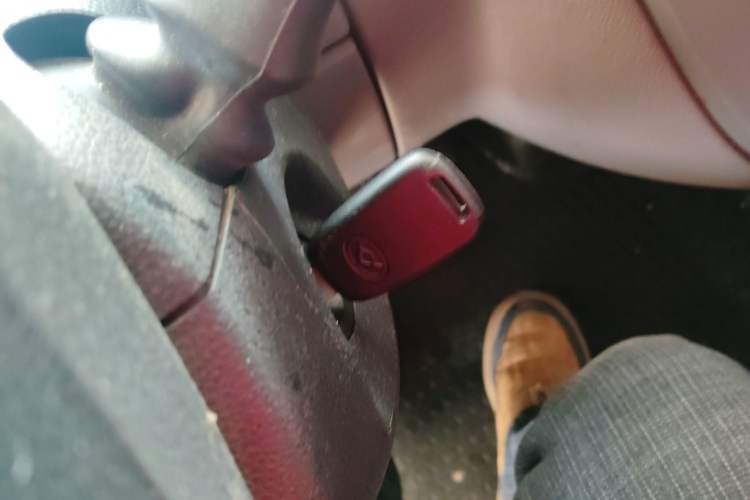 Used SAIC MAXUS Xintu V80 2019 2.5T Classic Edition 6-Speed Manual – Aoyuntong Modified Version Short Wheelbase Mid-Height Roof 5/6 Seats
