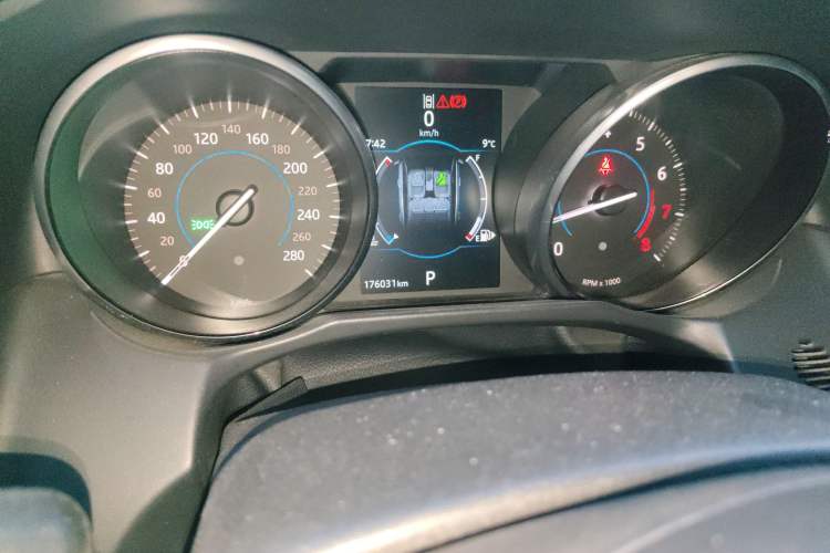 Used Jaguar XFL 2017 XFL 2.0T 240PS Luxury Edition Odometer Close Up