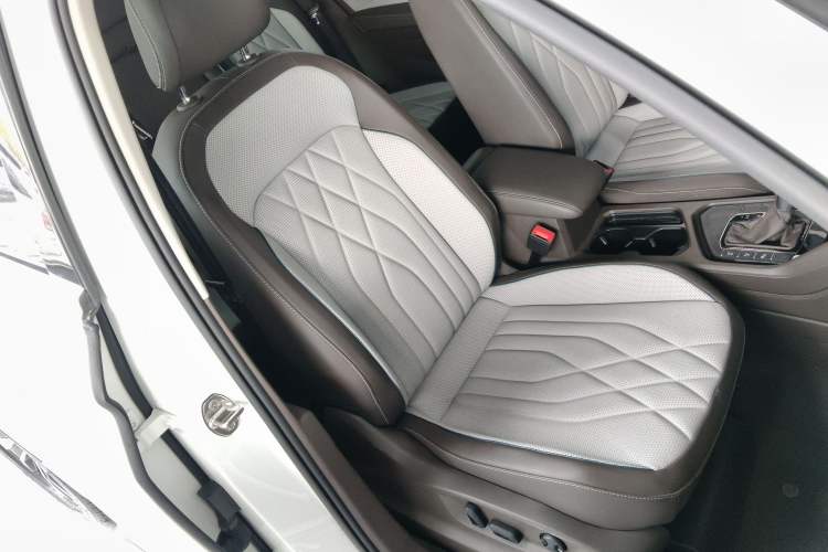 Used Volkswagen Tiguan L 2023 330TSI Automatic Two-Wheel Drive R-Line Enjoyment Edition Right Front Seat