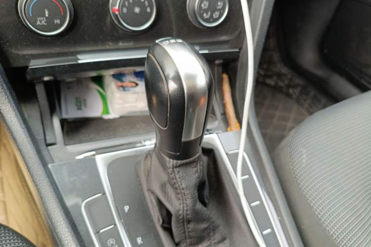 Used Volkswagen Golf 2018 230TSI Automatic Comfort Model Gear Lever