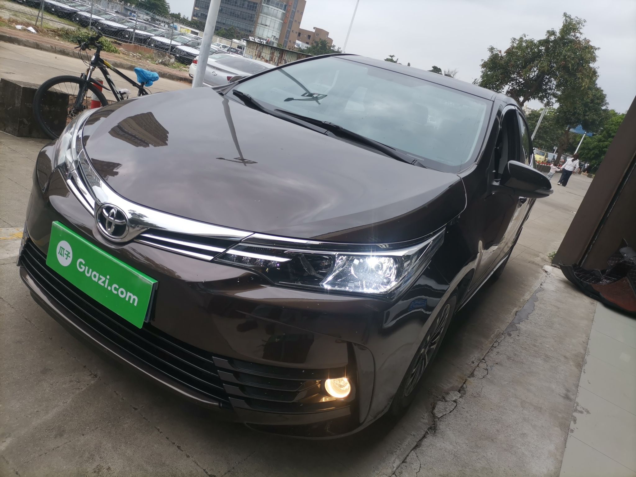 تحت مقدمة السيارة