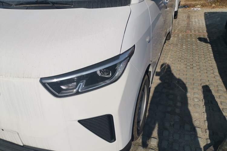 Used Wuling Yangguang 2024 300KM Comfort Version Passenger Van 75kW
