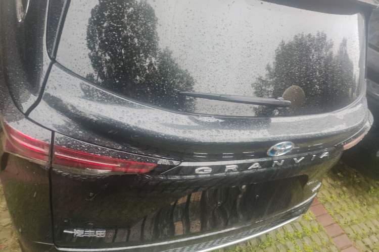 Used Toyota Granvia 2023 2.5L Hybrid Luxury Edition