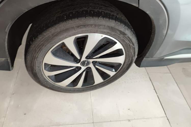 Used BYD Song PLUS New Energy 2023 Champion Edition EV 520KM Luxury Model Right Rear Wheel Hub