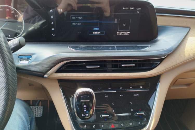 Used Buick GL8 2021 ES Landtrek 653T Smart Luxury Model Audio And AC Panel