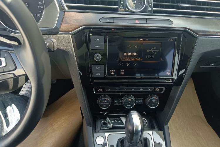 Used Volkswagen Magotan 2019 330TSI DSG Luxury Version China VI Standard Audio And AC Panel