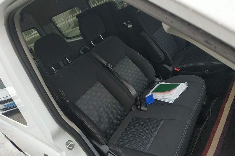 Used SAIC MAXUS Xintu V80 2024 Aotong Value Edition 6AMT Short Wheelbase Mid-Roof Model 127 Ps 5/6 Seats