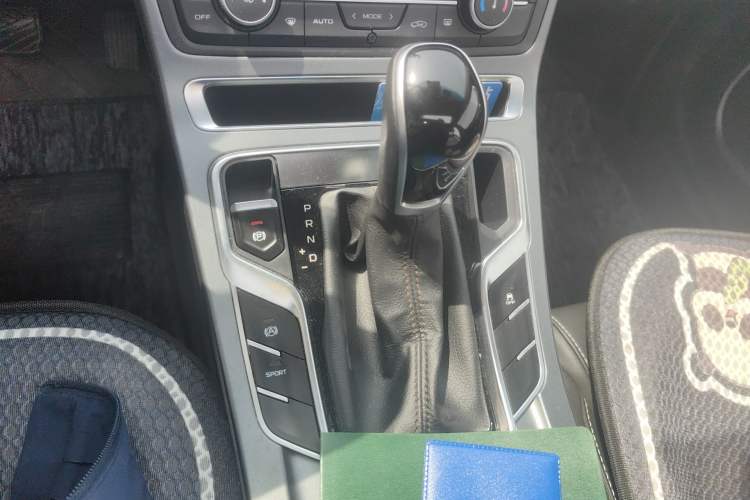 Used Geely Auto Emgrand 2019 Leading Edition 1.5L CVT Upward Asian Games Edition China VI Gear Lever