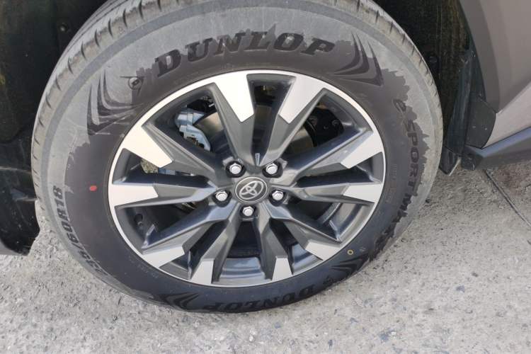 Used Toyota RAV4 2026 Model Dual-Engine 2.0L Two-Wheel Drive Luxury Edition Right Rear Wheel Hub