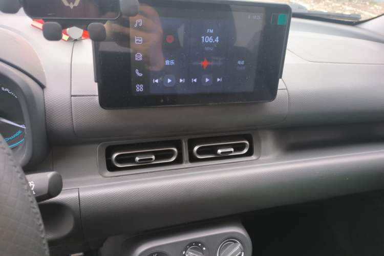 Used Wuling Hongguang New Energy 2025 Extended-Range Hybrid 50KM Comfort Version Audio And AC Panel