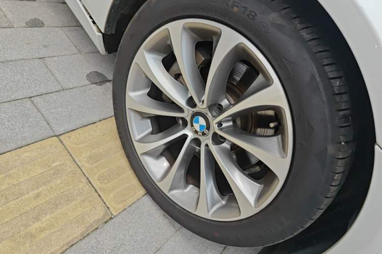 Used BMW 5 Series 2017 525Li Leading Model Right Front Wheel Hub