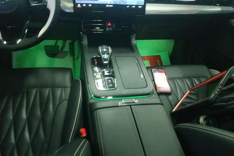 Used GAC Trumpchi GS8 2022 Dual-Engine Series 2.0TM Two-Wheel Drive Prestige Edition (7 Seats) Gear Lever