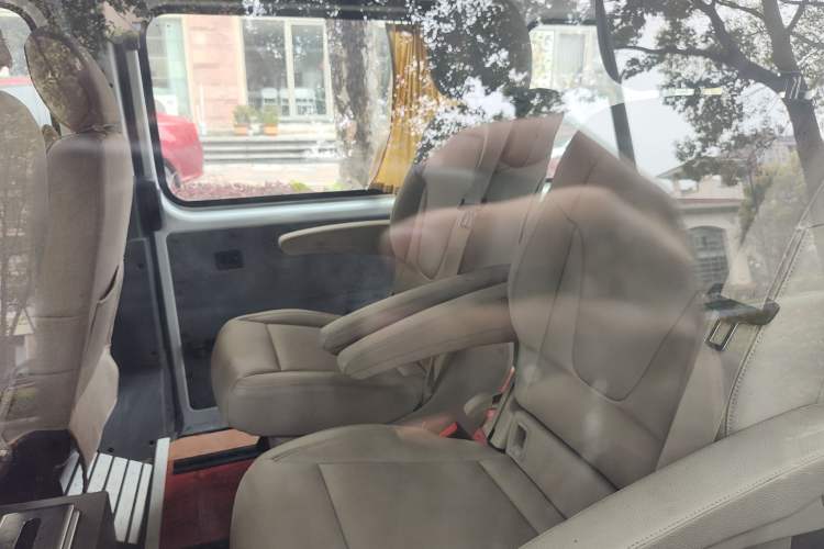 Used JMC Transit 2019 2.8T Commercial Version Intelligent Automatic Transmission Short Wheelbase Mid-Roof Design 6 Seats China VI Emission Standard – JX493 Left Rear Seat