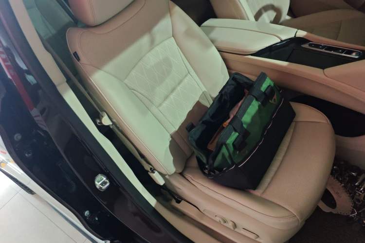 Used Buick Enclave 2020 28T All-Wheel Drive Avenir Right Front Seat