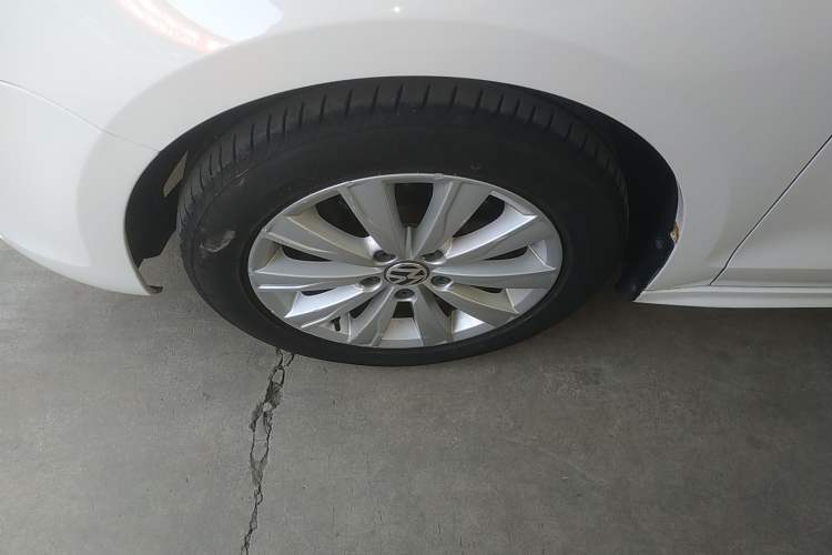 Used Volkswagen Sagitar 2014 Revised Version 1.4TSI Automatic Luxury Edition Left Front Wheel Hub