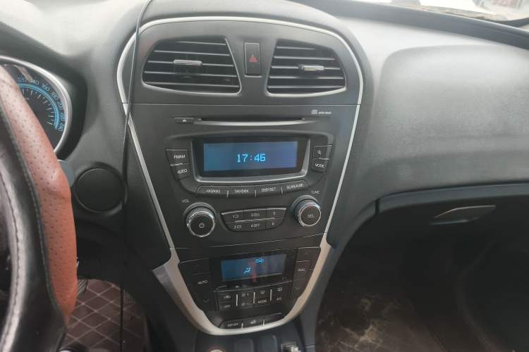 Used GAC Trumpchi GS5 2013 1.8T Manual Two-Wheel Drive Elite Edition Audio And AC Panel