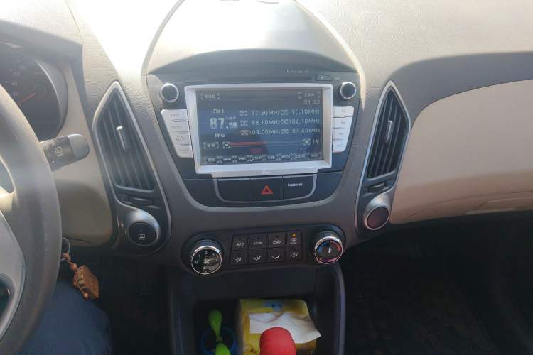 Used Hyundai ix35 2010 2.0L Automatic Two-Wheel Drive New Edition GL Audio And AC Panel