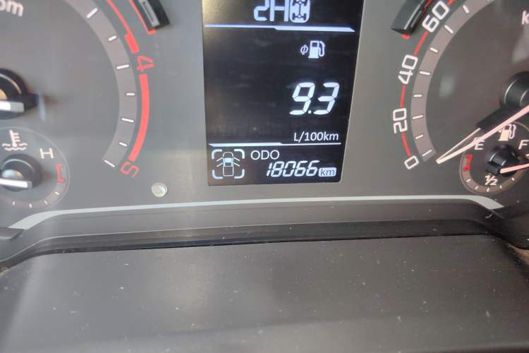 Used SAIC MAXUS T60 2017 2.8T Diesel Manual 4x4 High-Ride Comfort Edition Long Wheelbase China V Standard
