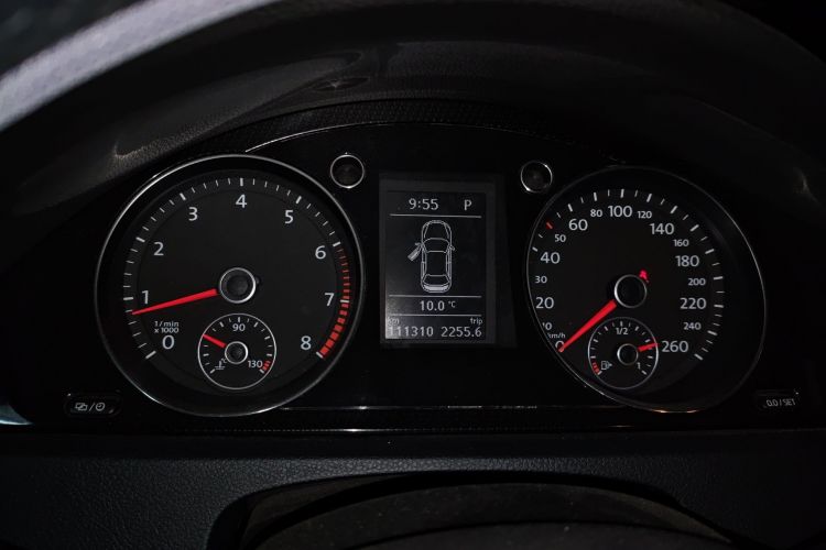 Used Volkswagen Magotan 2013 1.8TSI Luxury Model Odometer Close Up