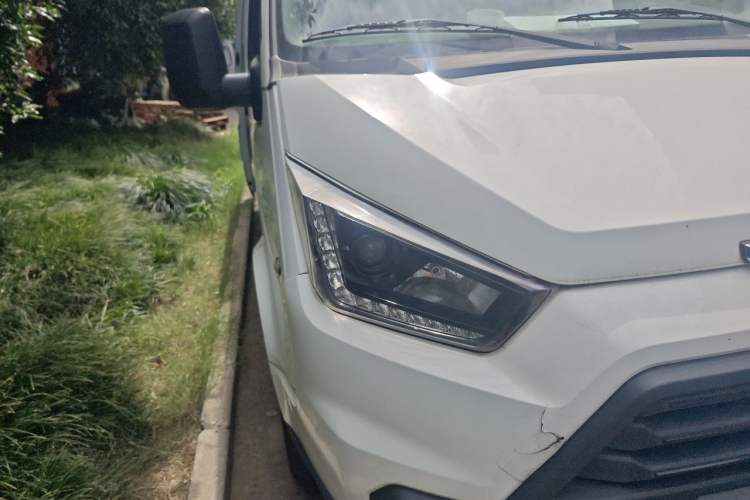 Ojetý JMC Transit 2019 2.8T Commercial Version Short Wheelbase Mid-Roof 3-Seater China VI Standard JX493