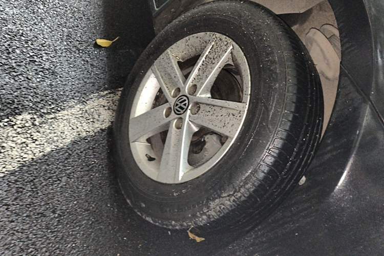 Used Volkswagen Bora 2013 1.6L Manual Fashion Edition Right Front Wheel Hub