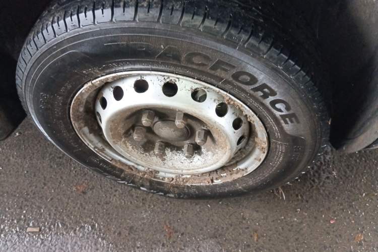 Used SAIC MAXUS Dana V1 2025 V1 Long-Wheelbase High-Roof Cargo Version (50 kWh) Right Front Wheel Hub