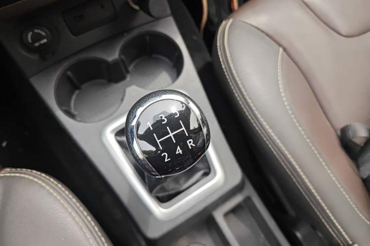 Used Dongfeng Fengon 330 2019 1.5L 330S Manual Comfort Version China VI Standard Gear Lever