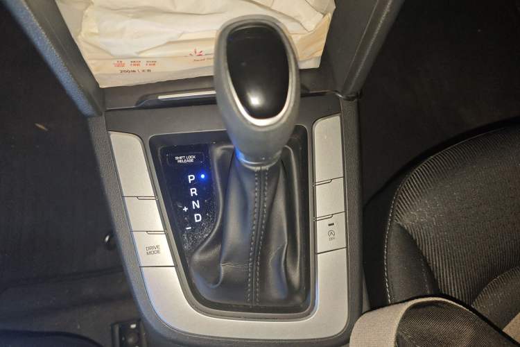 Used Hyundai Elantra (6th Generation / Lingdong) 2016 1.6L Automatic ZhiXuan – Elite Version Gear Lever