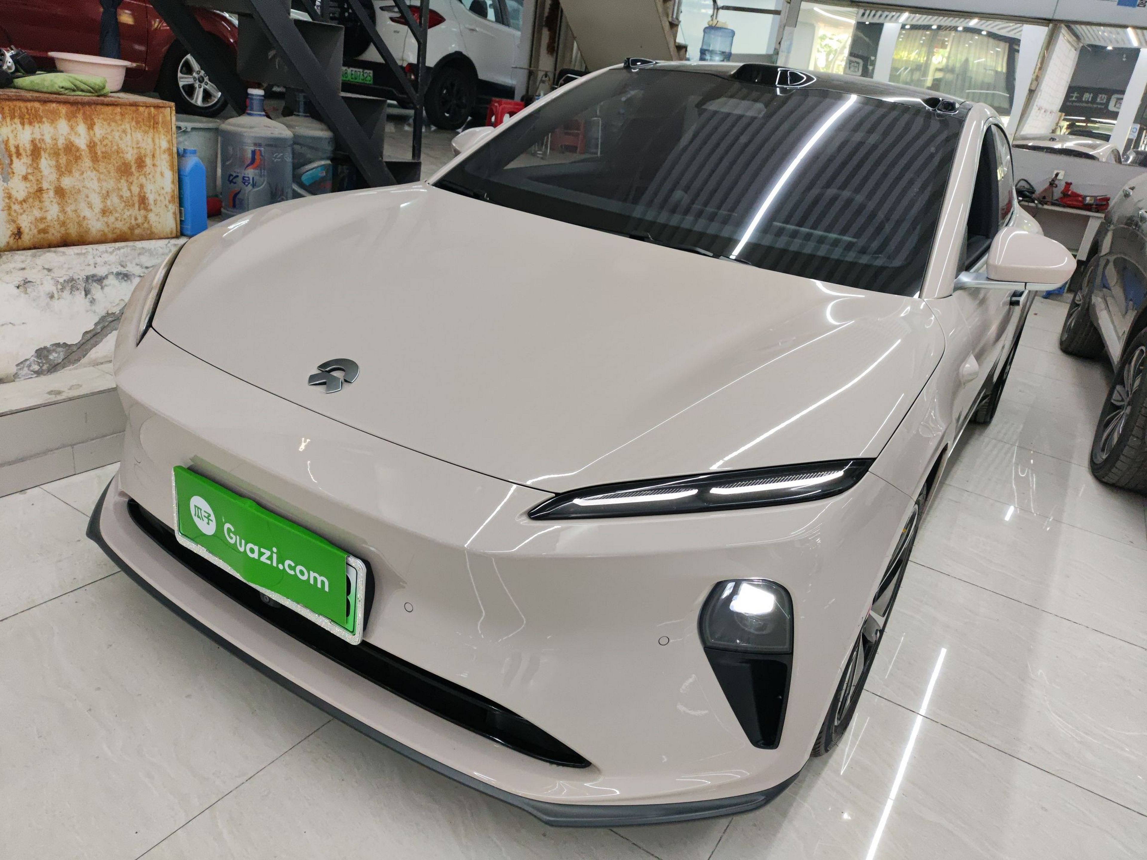 تحت مقدمة السيارة