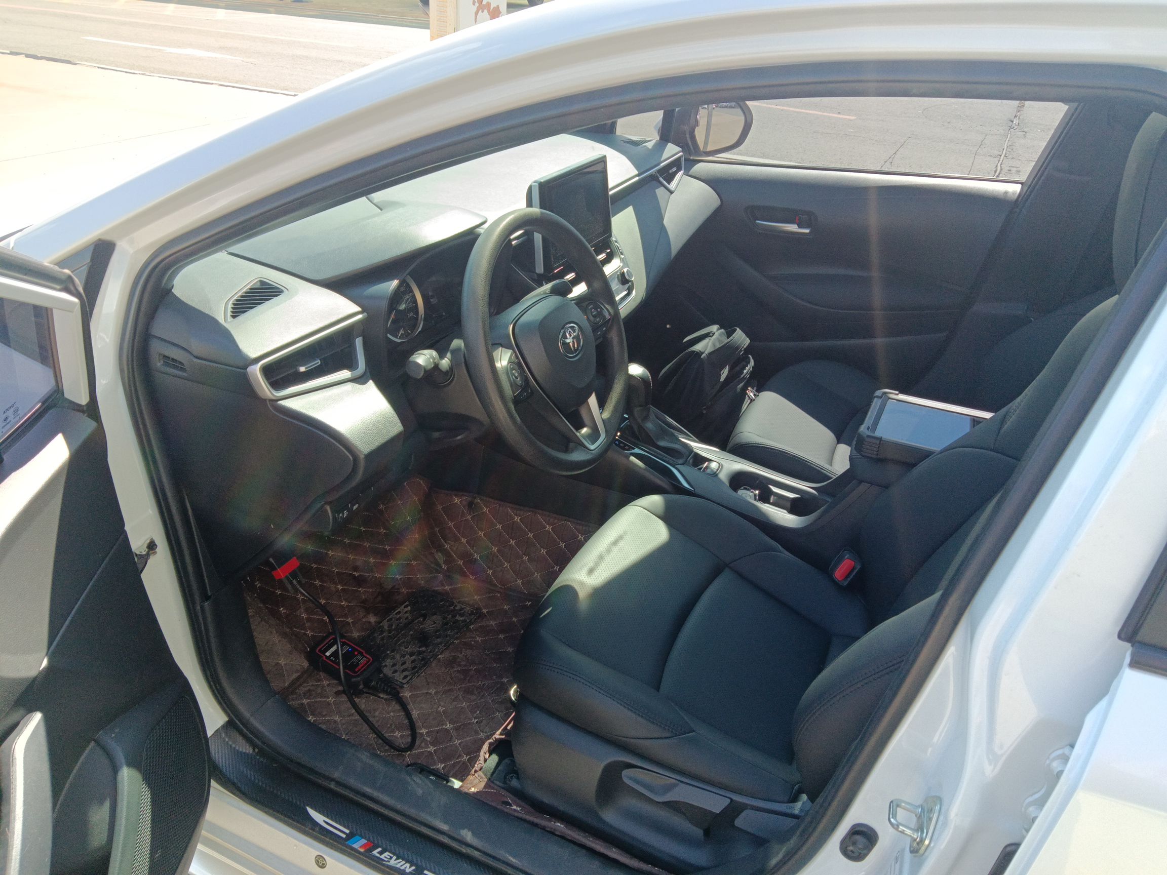 المقاعد الأمامية داخل السيارة