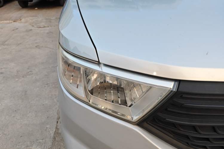 Used Wuling Hongguang V 2019 1.5L Jingqu Edition Sealed-Window Vehicle China VI LAR Right Front Headlight