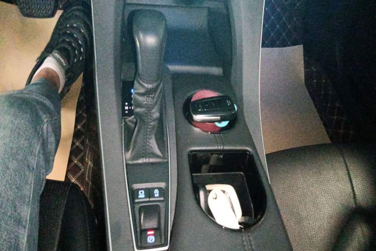 Used Toyota Avalon 2019 2.0L Luxury Edition China VI Standard Gear Lever