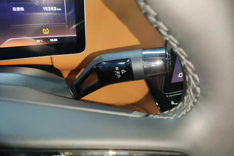 Used Geely Galaxy LEVC L380 2024 140-Degree 6-Seater All-Wheel-Drive Ultra