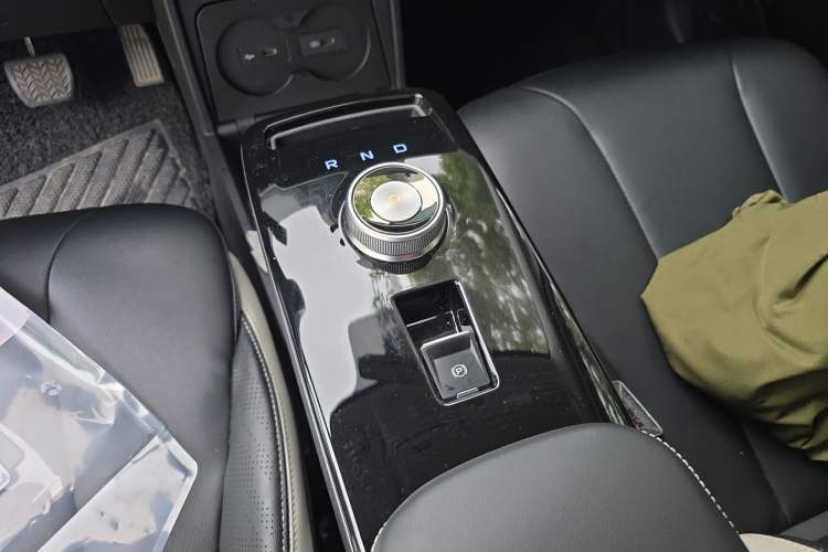 Used Geometry E Firefly 2023 320KM Cute & Handsome Tiger 5 Seats Gear Lever