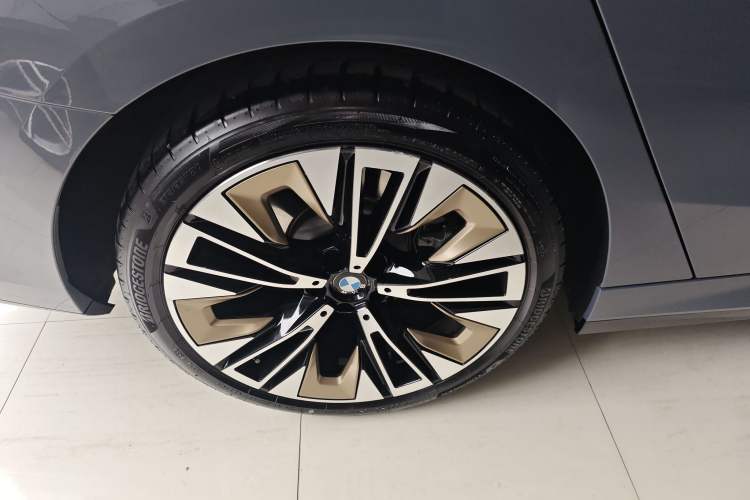 Used BMW 5 Series 2024 530Li Luxury Edition M Sport Package Right Rear Wheel Hub