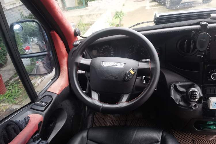 Used Iveco Eurocargo 2018 2.3T Short-Wheelbase Low-Roof Multi-Purpose Van with Side Sliding Door F1A