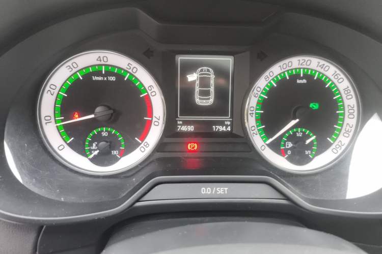 Used Skoda Octavia 2018 1.6L Automatic Luxury Edition Odometer Close Up