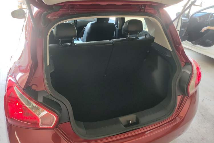 Used Nissan Tiida 2011 1.6L Manual Comfort Edition