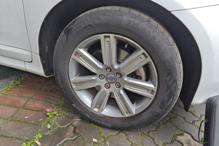 Used Volvo XC60 2017 T5 AWD Smart Upgrade Edition Right Front Wheel Hub