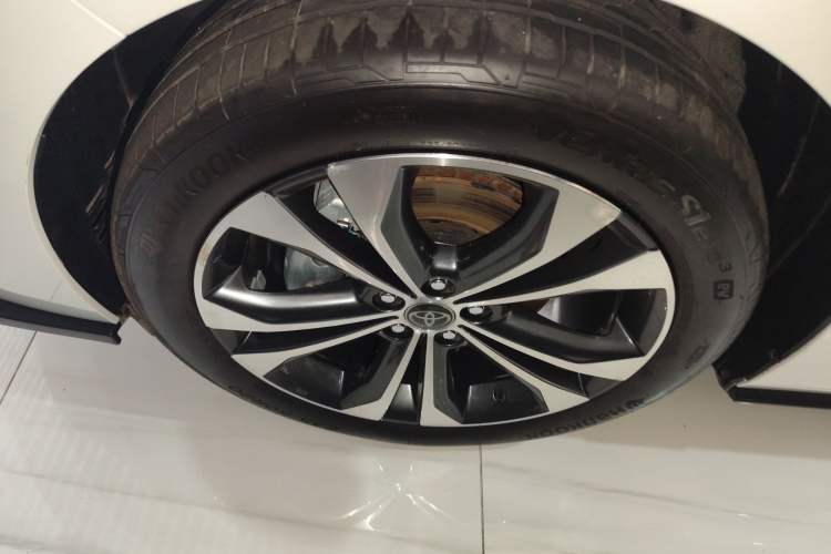 Used Toyota Granvia 2022 2.5L Hybrid Flagship Edition Left Front Wheel Hub