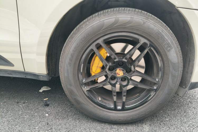 Used Porsche Macan 2018 Macan 2.0T Right Front Wheel Hub