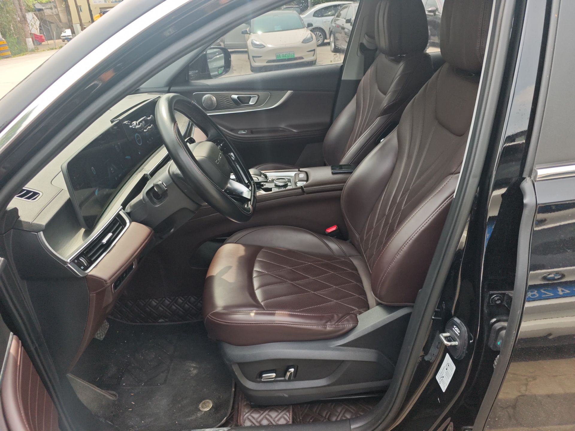 المقاعد الأمامية داخل السيارة