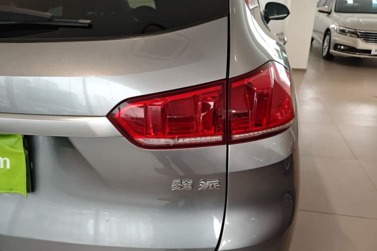 Used Wey VV5 2019 1.5T Two-Wheel Drive Color Pioneer
