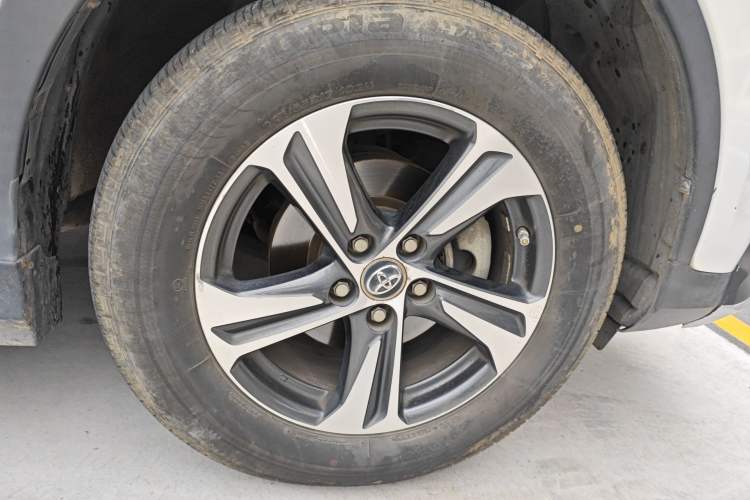 Used Toyota RAV4 2015 2.0L CVT Two-Wheel Drive Urban Edition Right Front Wheel Hub