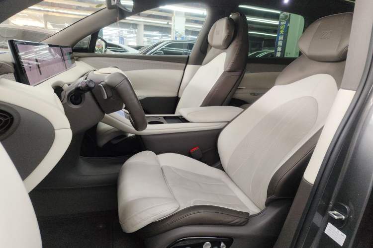 Used IM LS7 2023 100kWh Lux Rear-Drive Version Left Front Seat